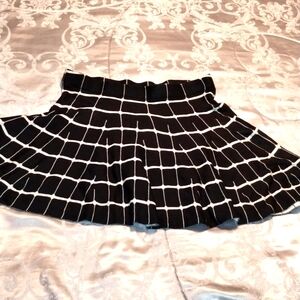 Candie’s Black & White Frilly Mini Skirt Womens Siz -Large New w/Tags 🔥🔥